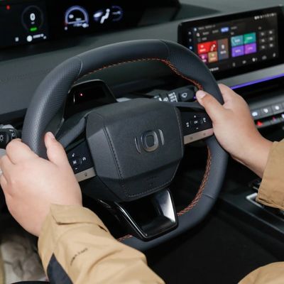 Sistema di frenatura elettromagnetica per una guida sicura in Changan Qiyuan A06 Energy Electric Car