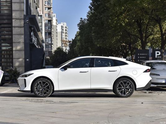 Changan Qi Yuan A06 con colore esterno bianco e sistema di frenatura idraulica