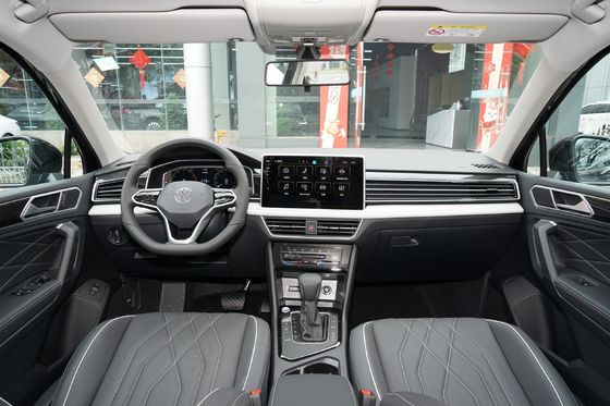 2023 Volkswagen Tiguan L 330tsi Fwd Smart Edition SUV all'interno di Drive FWD P0000099